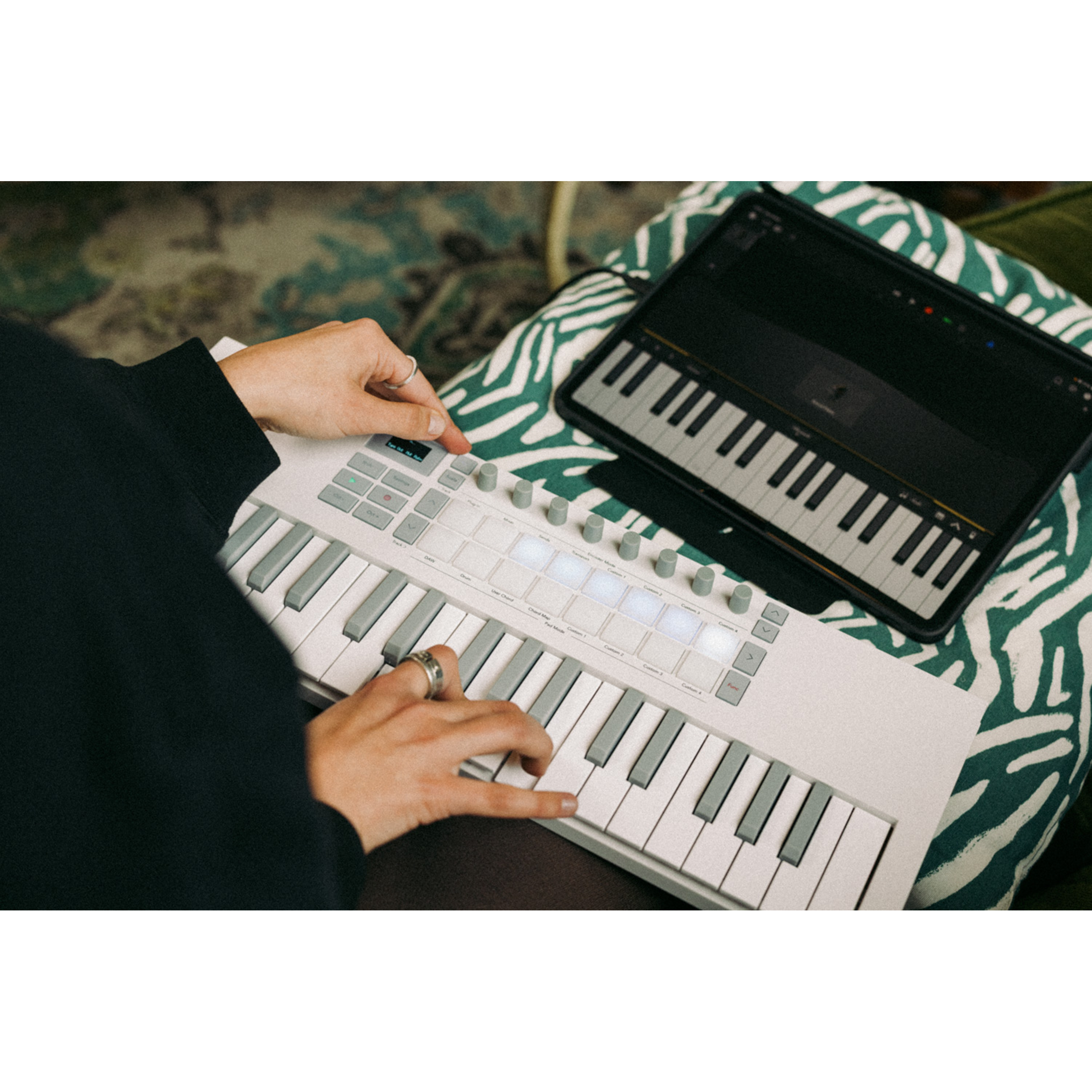Novation Launchkey Mini 37 MK4 White
